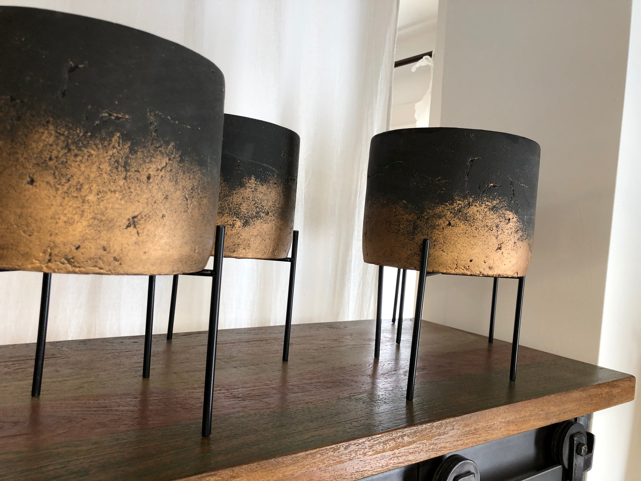Aimy grey gold cement pot on iron base round