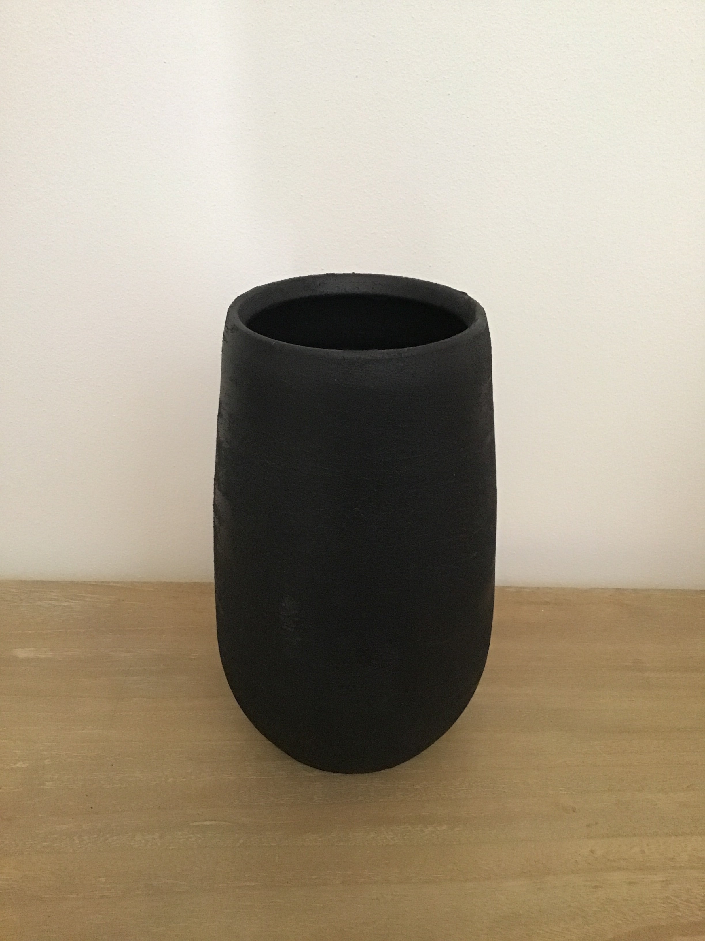 Vaso irregolare rug. ceramica nero  S