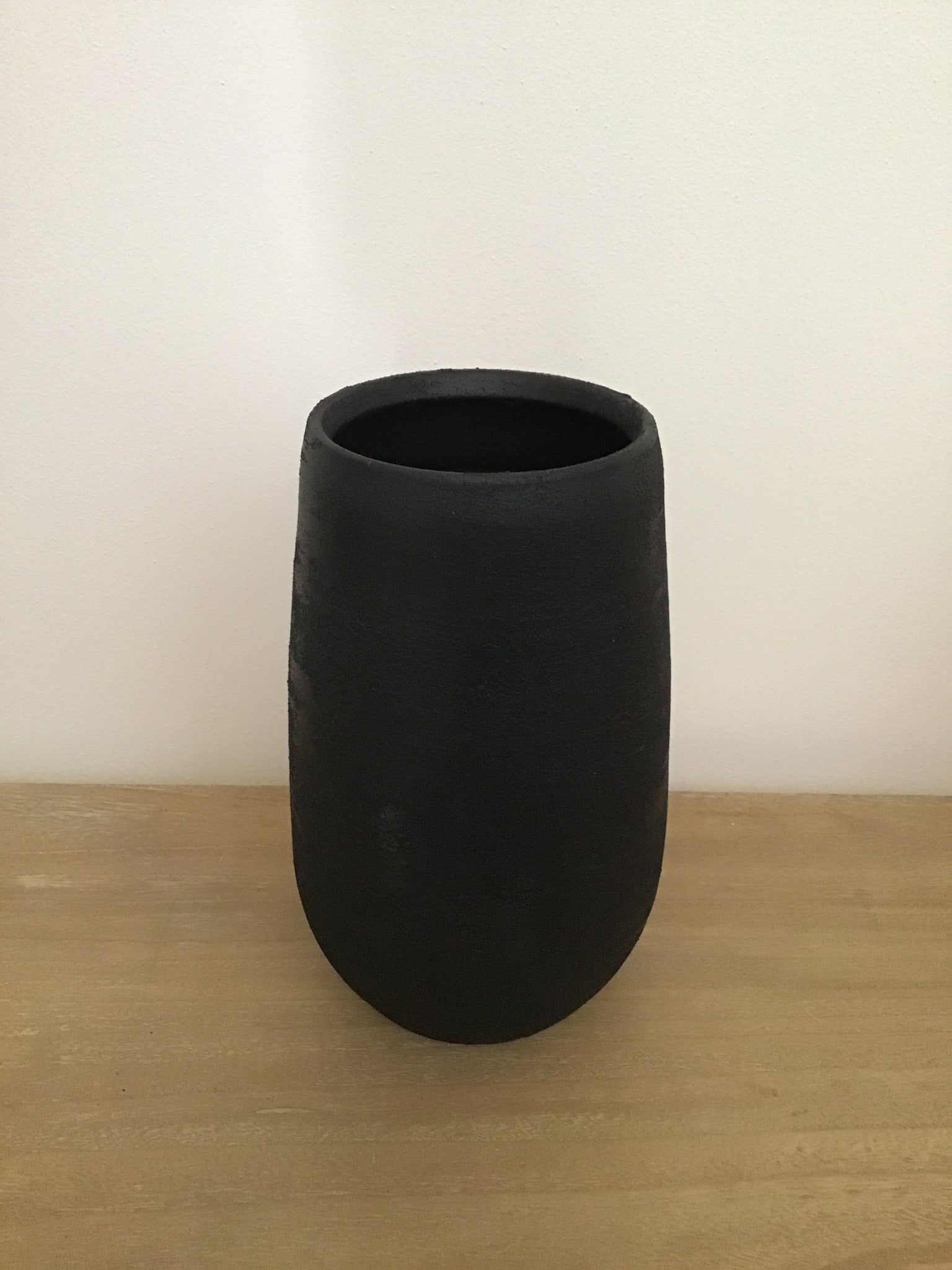 Vaso irregolare rug. ceramica nero  S