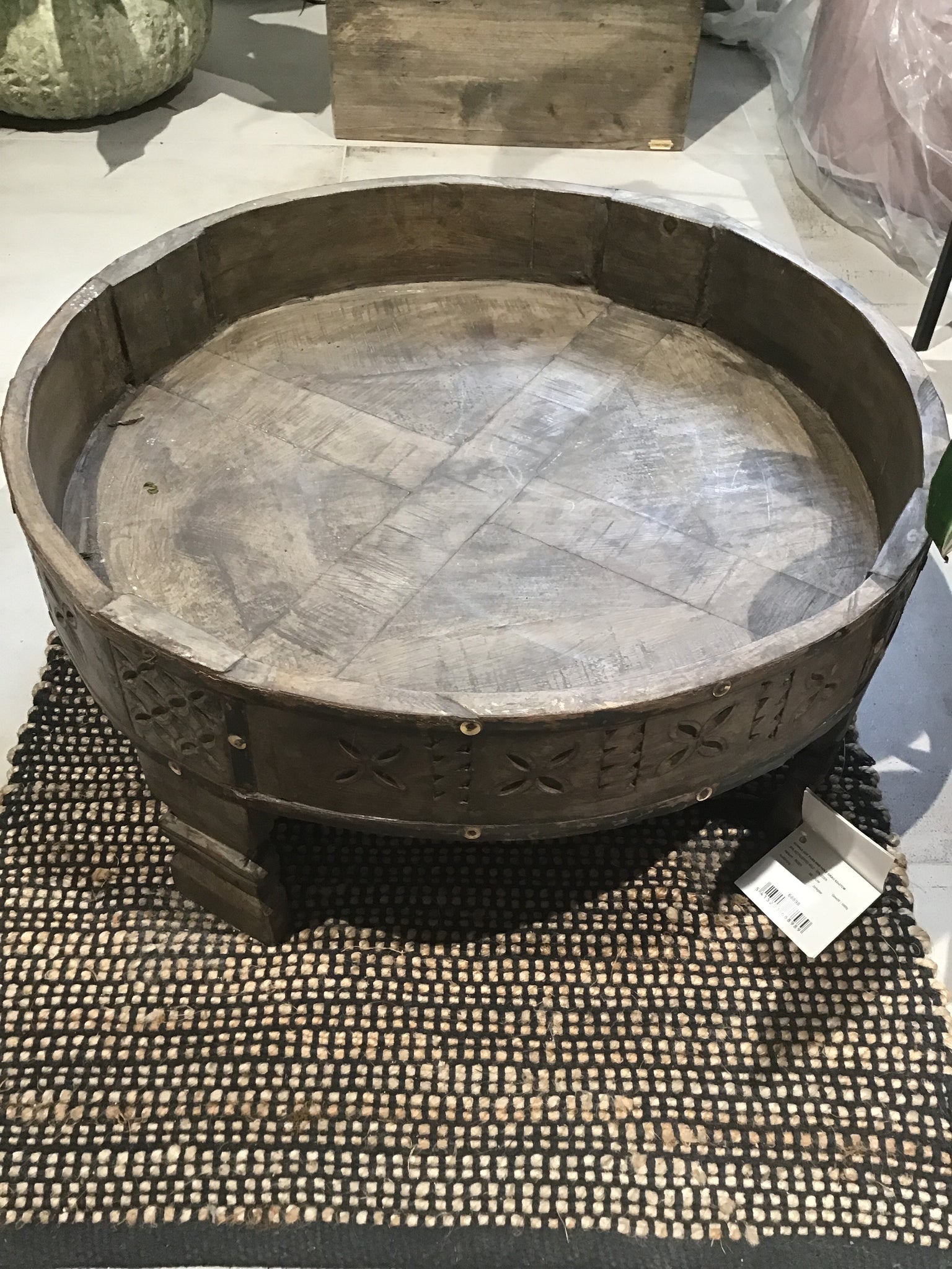 Piatto con piedi rotondo