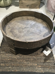 Piatto con piedi rotondo