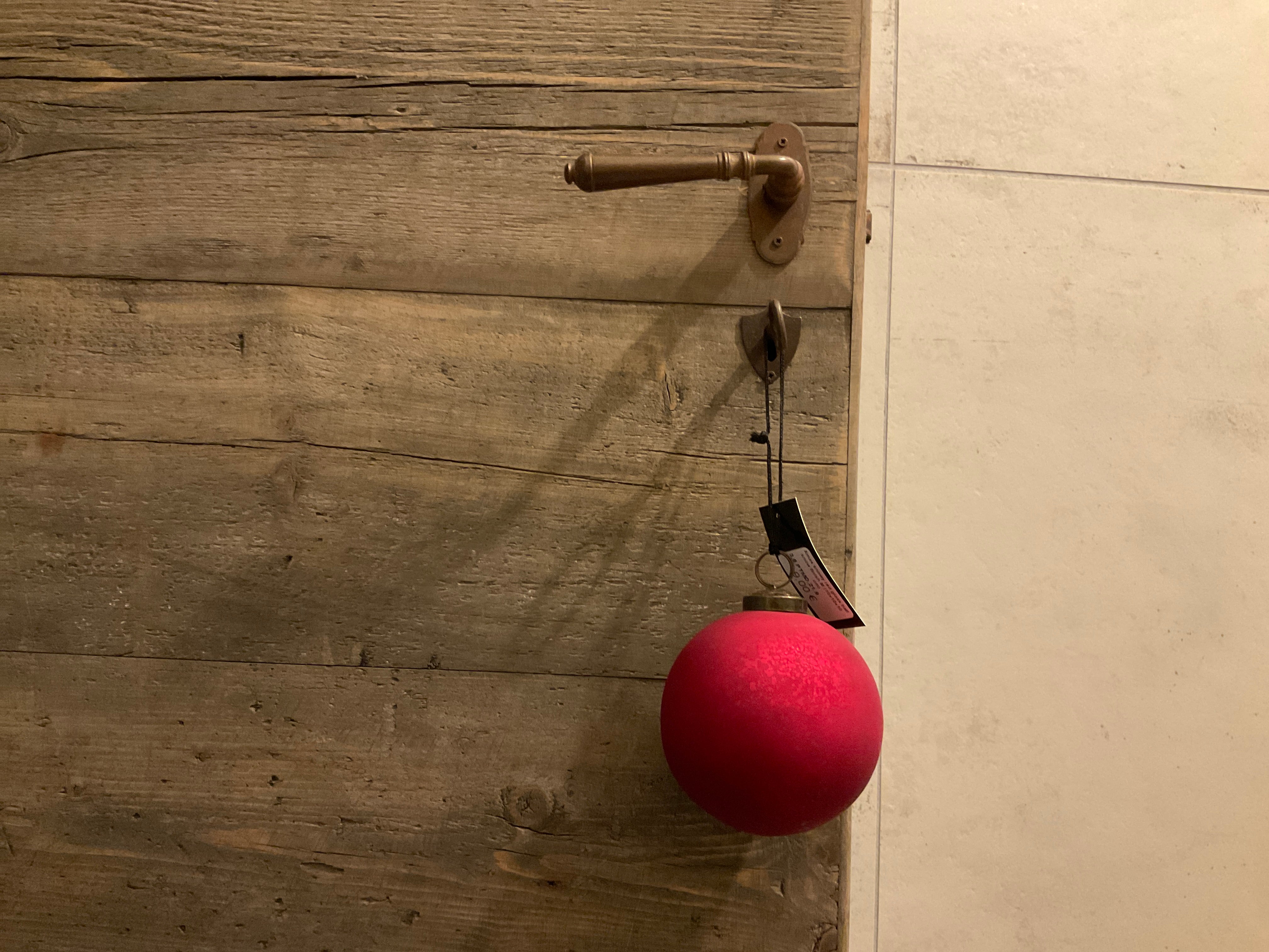 Xmas snowy red glass ball snow finish M